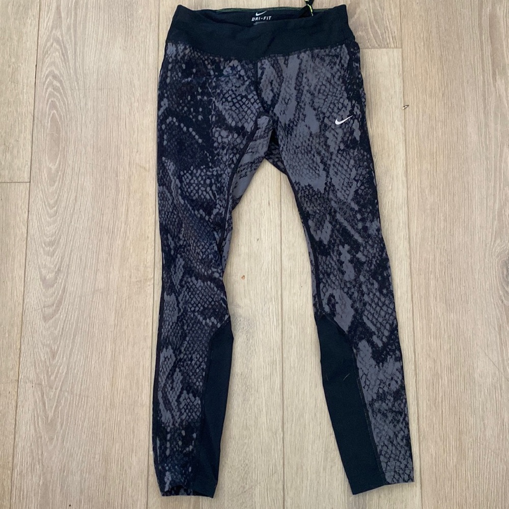 Nike Epic Lux Tight Fit
Leggings size small